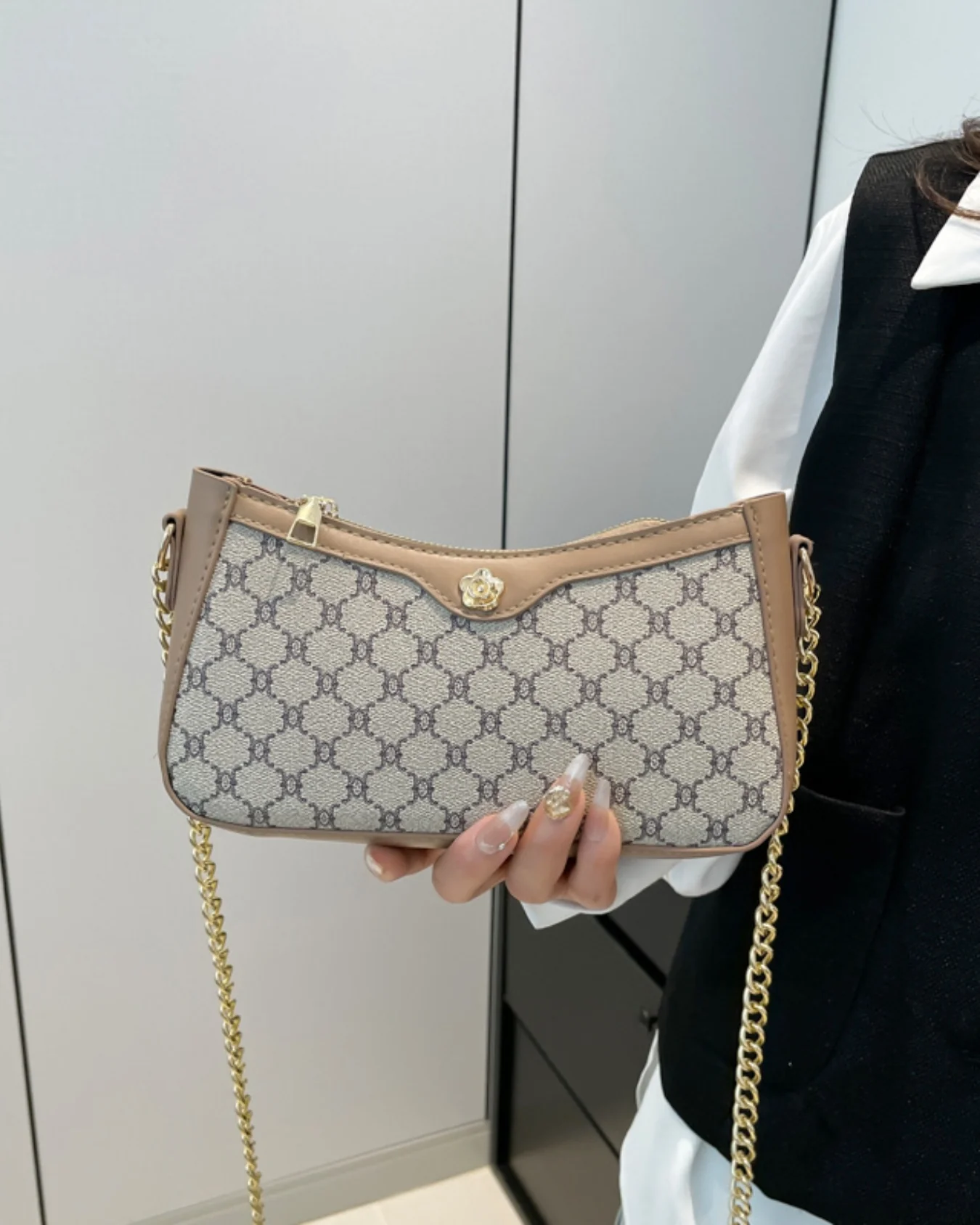 Chain Shoulder Bag - Image 7