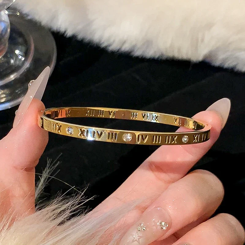 Classic Bracelet with Mother-of-Pearl and Zirconia Detail - Image 10