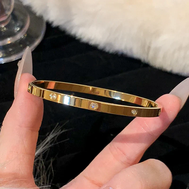 Classic Bracelet with Mother-of-Pearl and Zirconia Detail - Image 11
