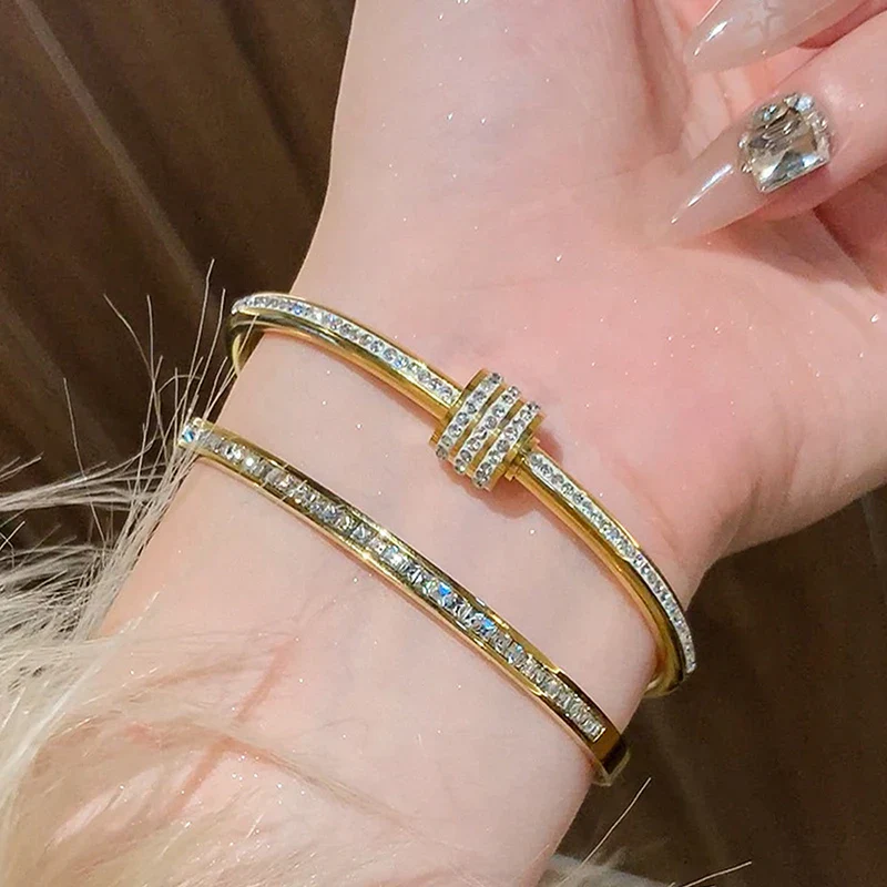 Classic Bracelet with Mother-of-Pearl and Zirconia Detail - Image 4