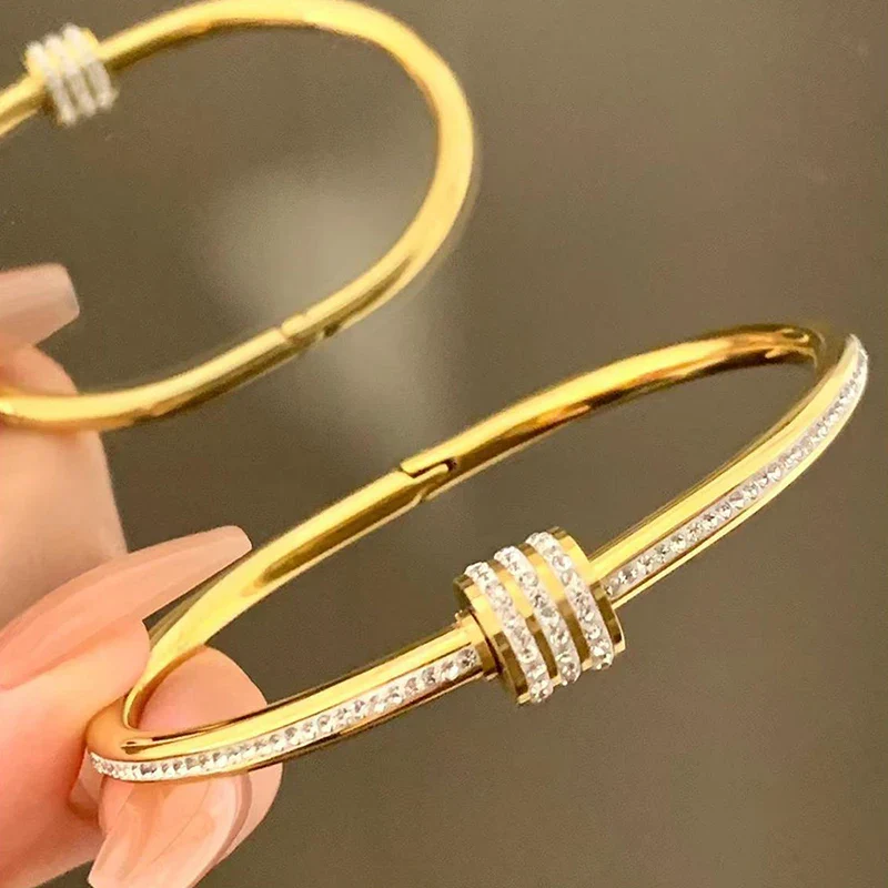 Classic Bracelet with Mother-of-Pearl and Zirconia Detail - Image 7
