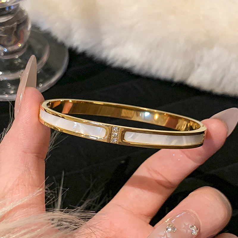 Classic Bracelet with Mother-of-Pearl and Zirconia Detail - Image 8