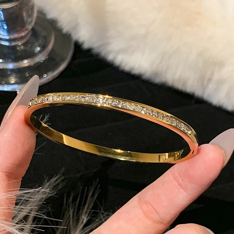 Classic Bracelet with Mother-of-Pearl and Zirconia Detail - Image 9